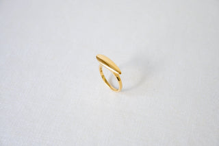 LINEA III - Oval Sculpted Sleek Ring